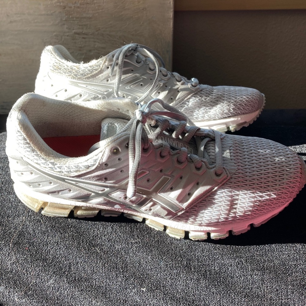 Running Shoes - Picture 2 of 4